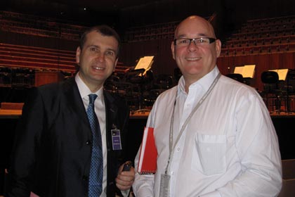 Дмитрий Самитов и представитель дирекции Сиднейской Оперы Дэнис Уоткинс (Сидней, 2009)