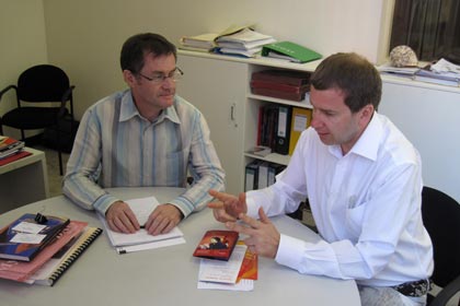 Дмитрий Самитов и художественный директор Австралийской Оперы Иен МакКэхон (Сидней, 2009)